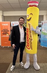 Alain RAPHAEL, Délégué régional Mudetaf, avec la mascotte Carambar