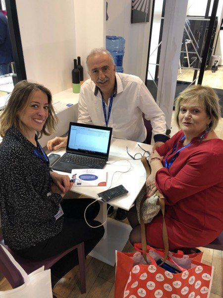 Patricia Duarte, déléguée, offre 3 mois de cotisation Mudetaf Protection+ à ces buralistes visiteurs du stand !