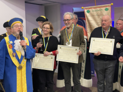 La Confrérie des Fins Goustiers du Duché d'Alençon : Elisabeth VALLET, Directrice Ethique Ocean, Didier DÉSERT, Maître Restaurateur à l'Ambassade d'Auvergne à Paris et Thierry LANDRAGIN,  Thierry LANDRAGIN, Ambassadeur AFMR Grand Est