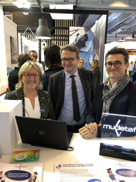 Sophie Lejeune, Secrétaire générale de la Confédération des buralistes, signe son contrat Mudetaf Protection+ numériquement entourée d'Alain Lannou, Directeur général de la Mudetaf et de Pierre Estival, délégué