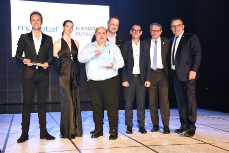 Remise du Trophée prévention et sécurité par Alain LANNOU, directeur général de la Mudetaf, et  Jean-Baptiste PASCAUD, directeur de Formation Buralistes, lors des Trophées des buralistes IDF 2025 (c) Paris Nuit
