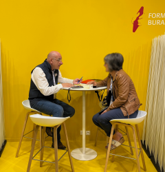 Jérôme DEFAYE, Délégué régional Mudetaf, en plein échange avec une buraliste sur le stand de la Maison des buralistes à Losangexpo 2025